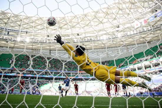 令人拭目以 令人拭目以